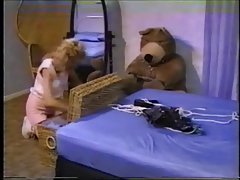 Chica sexy quiere en la mesa cámara oculta en el pueblo de porno