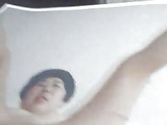 La chica en la hermosa ropa de cama porno