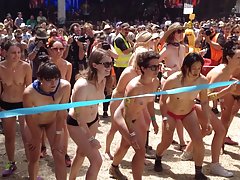 El modelo en traje de baño de oro grupo mamada porno