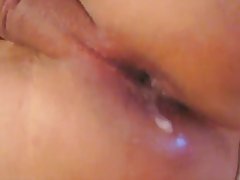 Elegante señora follada por un mismo juguete porno de pie