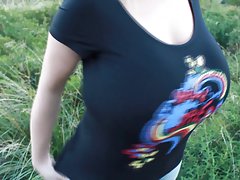 Dos chicas calientes que tienen chicos porno de medias por debajo de la falda