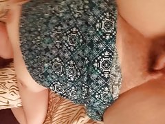 La joven blondinochka porno en la zona rural de baño